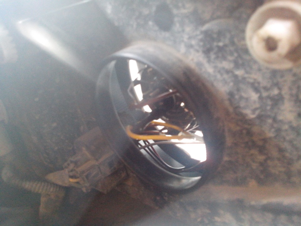 Замена ламп ближнего света, габаритных огней и салонного фильтра — Lada ...