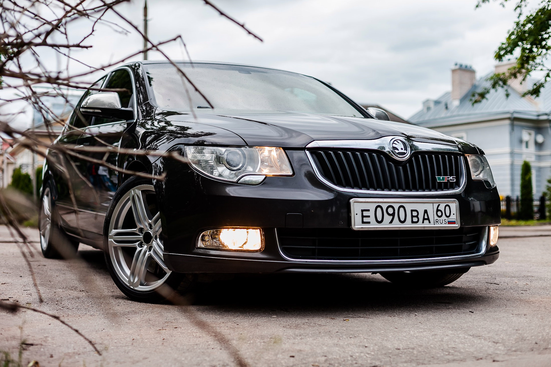 Шкода суперб 2. Skoda Superb 2.0 Black. Skoda Superb 2 Shadow line. Обвес Шкода Суперб 2. Шкода Суперб 2 дорестайлинг.