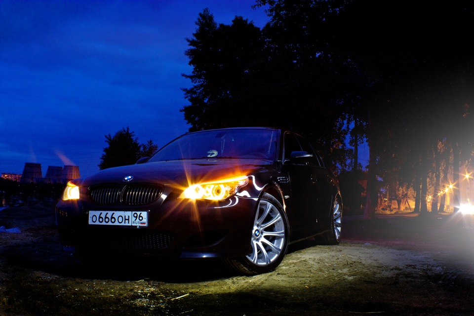 Красивая машина ночью. BMW e60 Night. БМВ е60 в темноте. BMW e60 в темноте. BMW m5 e60.