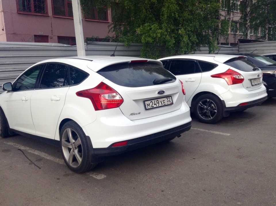 Ford Focus 3 белый хэтчбек на r18