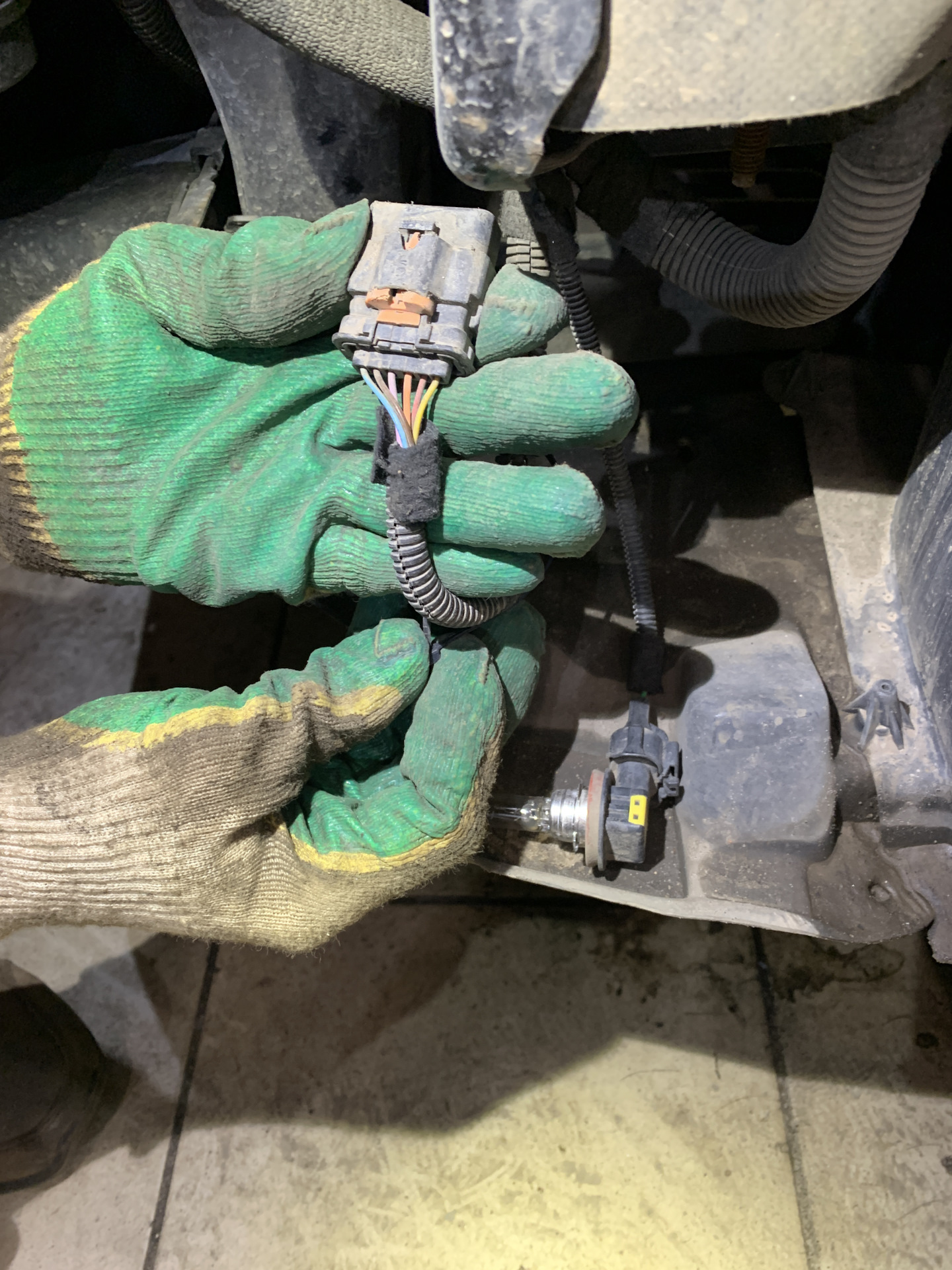 Кто подскажет, что это за фишка, рядом с фишкой от ДХО? — Peugeot 308 ...