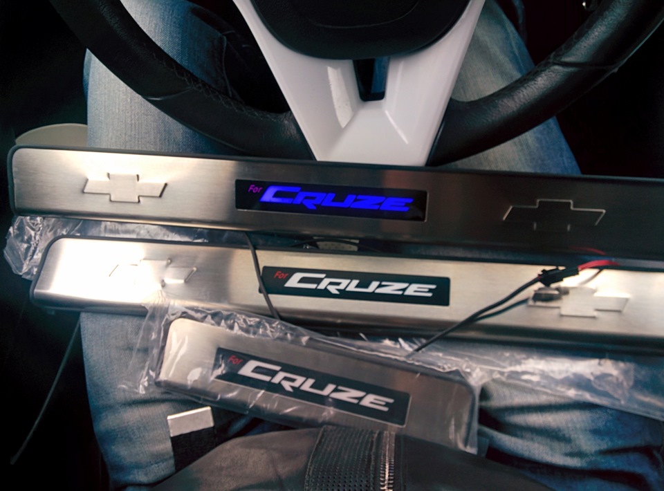 Светящиеся накладки на пороги — Chevrolet Cruze Hatchback, 1,8 л, 2012 ...