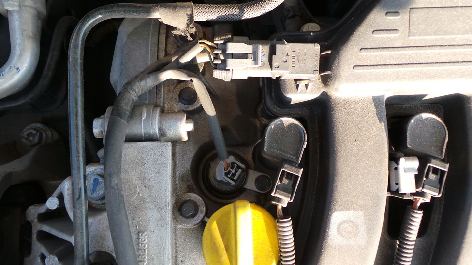 Датчик давления масла дастер. Датчики двигателя Renault Duster 2.0 л. Датчик давления масла Duster 2.0. Датчик давления масла Рено Дастер 2.0. Датчик фаз Renault Duster 2 л.