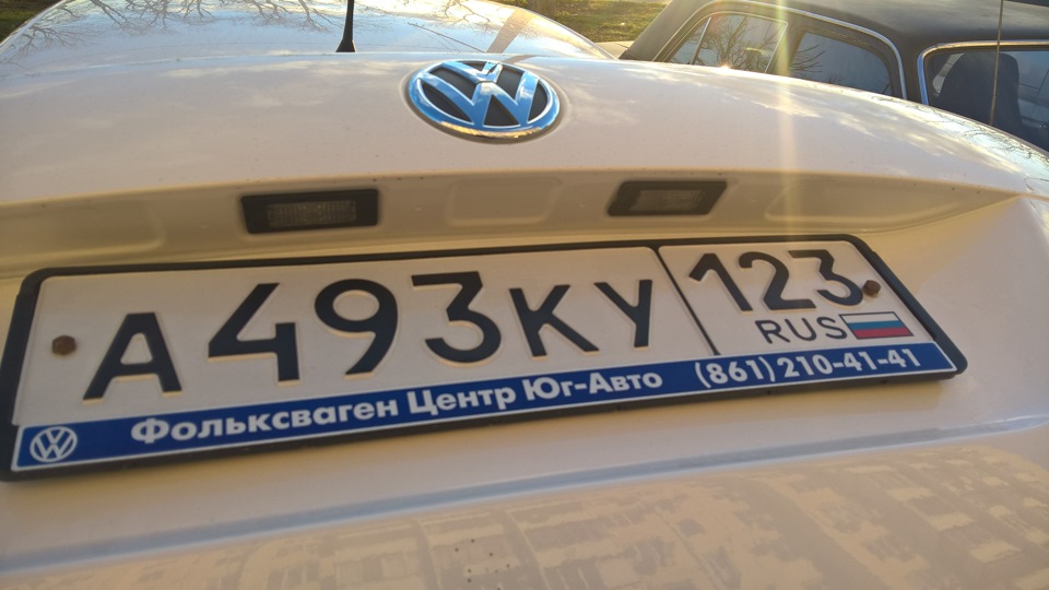 Белые номерные рамки. — Volkswagen Polo Sedan, 1,6 л, 2013 года ...