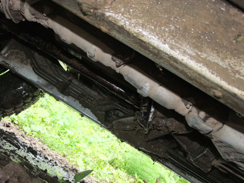 Загнуло поперечную балку рздаточной коробки передач. — Suzuki Escudo (1G)