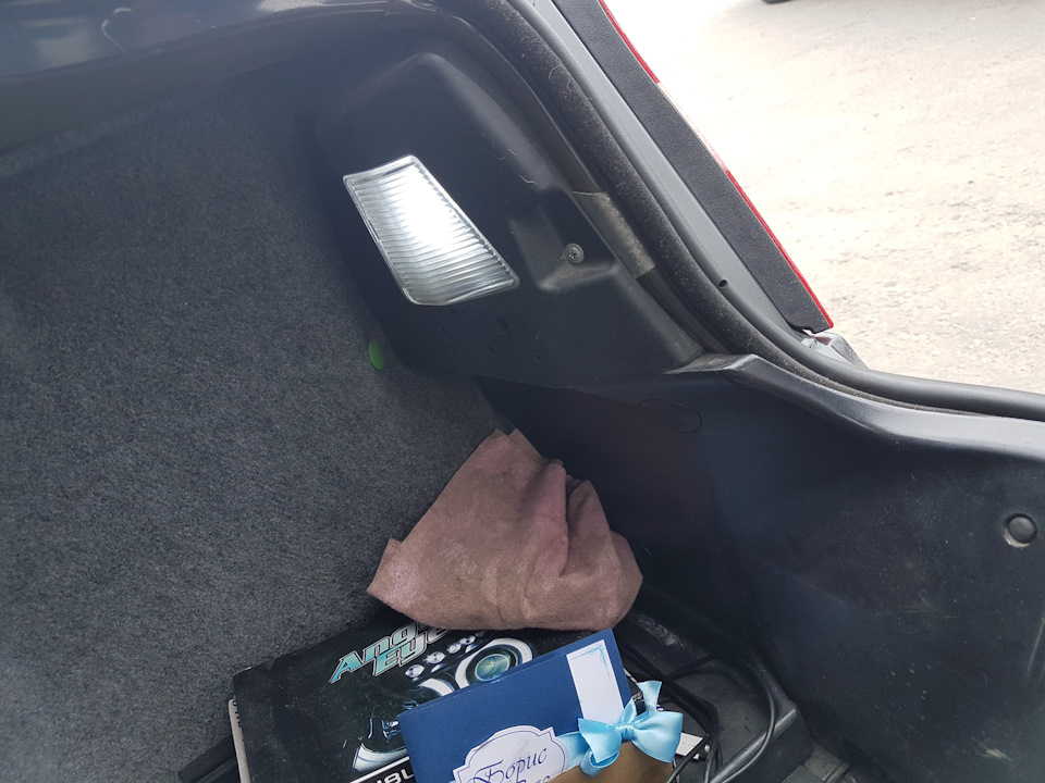 Белый свет пролил свои лучи в багажнике)) — BMW 3 series (E46), 2 л ...