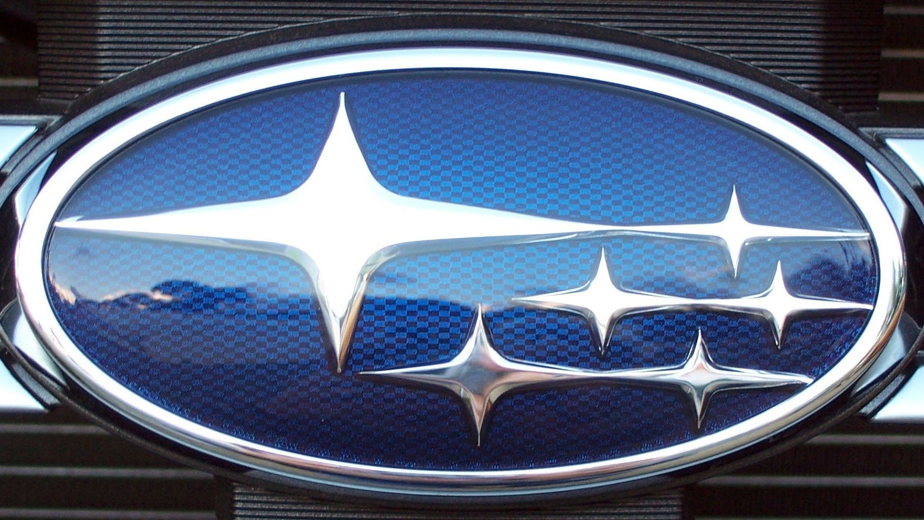 Эмблема Subaru на автомобиле