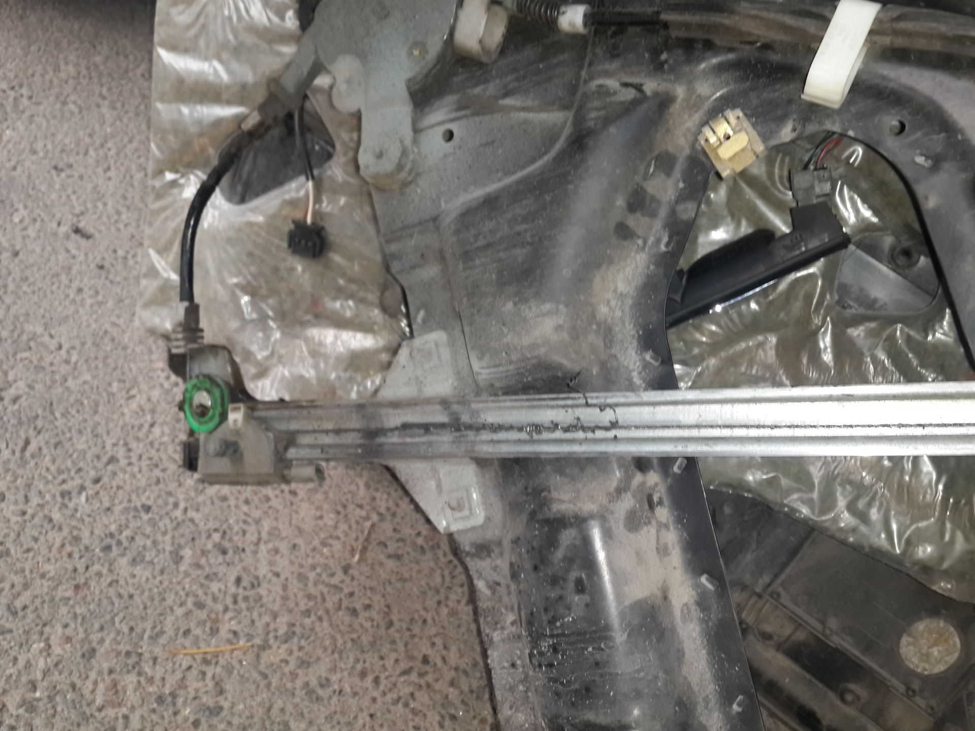 Расползся тросик стеклоподъемника! Help — Audi A6 Avant (C4), 1,9 л ...