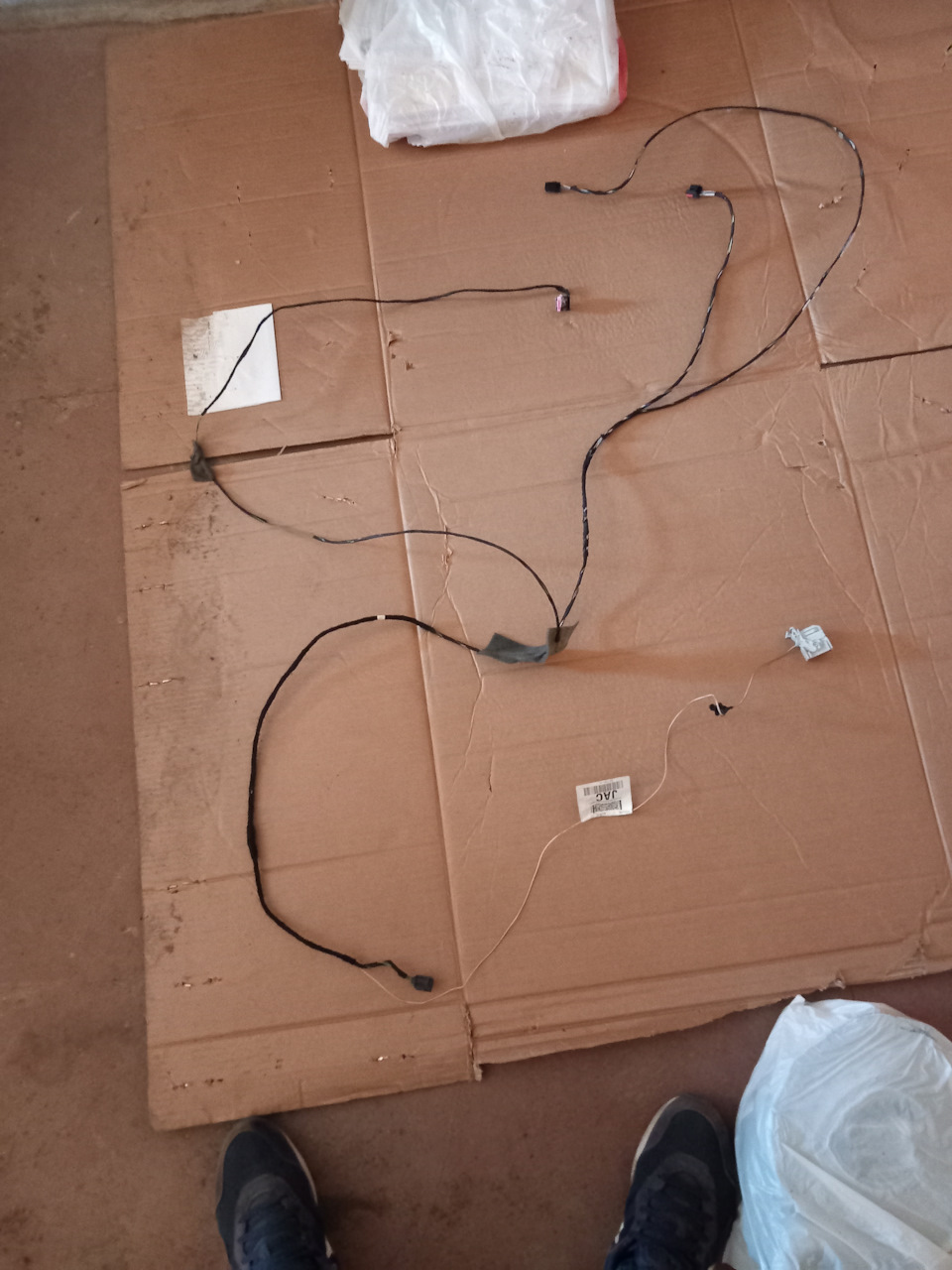 Проводка потолка та что стояла у меня на тренде — ничего кроме подсветки на 2 плафона нет. В BCM идет один провод — Ford Focus Hatchback III