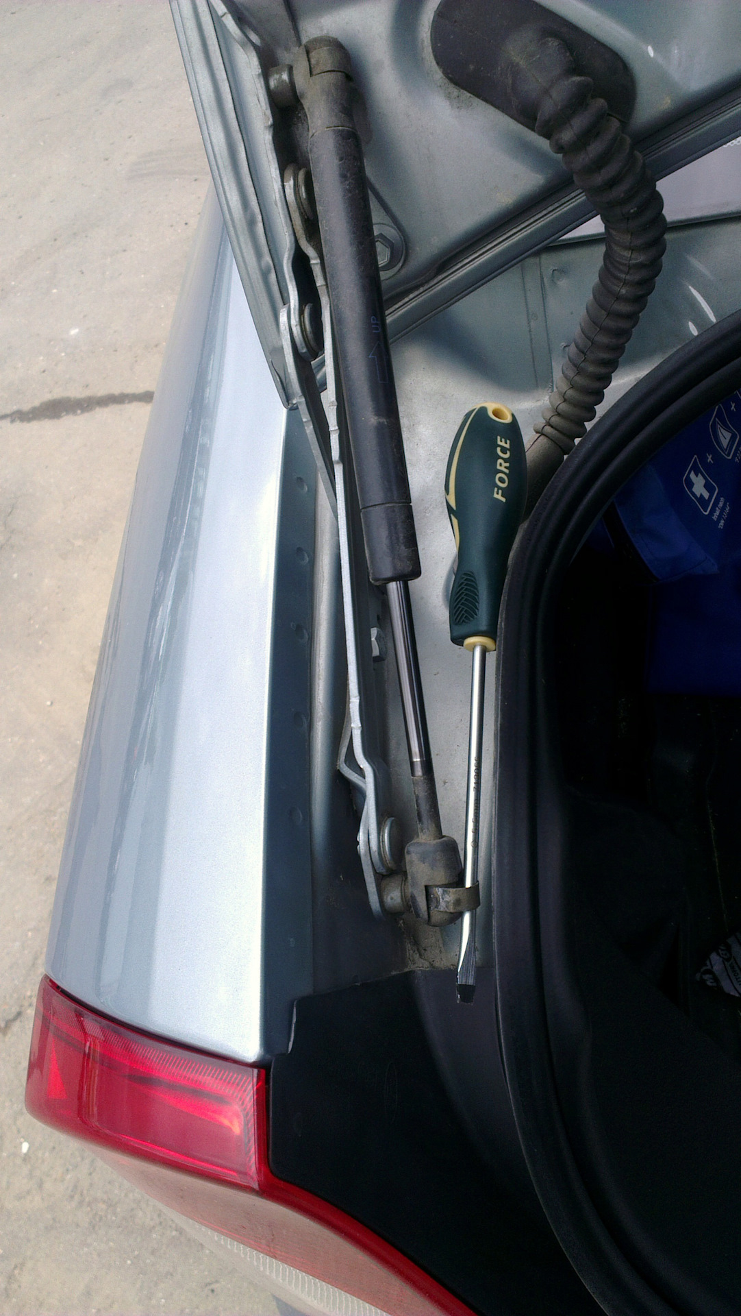 Замена амортизаторов крышки багажника - Chrysler 300M, 3,5 л, 2000 года просто т