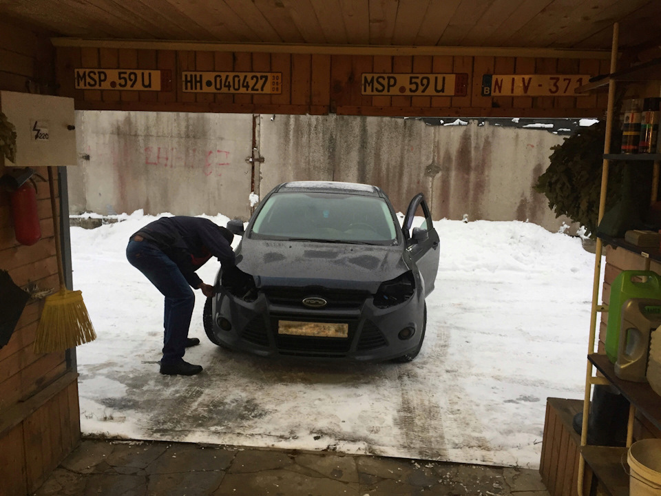 После всех этих рестайловых фейслифтингов, мы теперь скидываем бампер за 3 мин 26 сек ))) — Ford Focus Hatchback III. Запчасти на фото: 040427B
