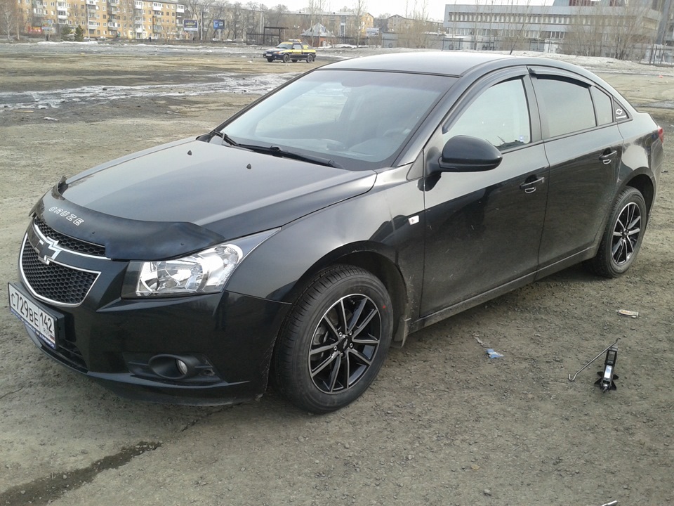 Chevrolet Cruze черный на дисках