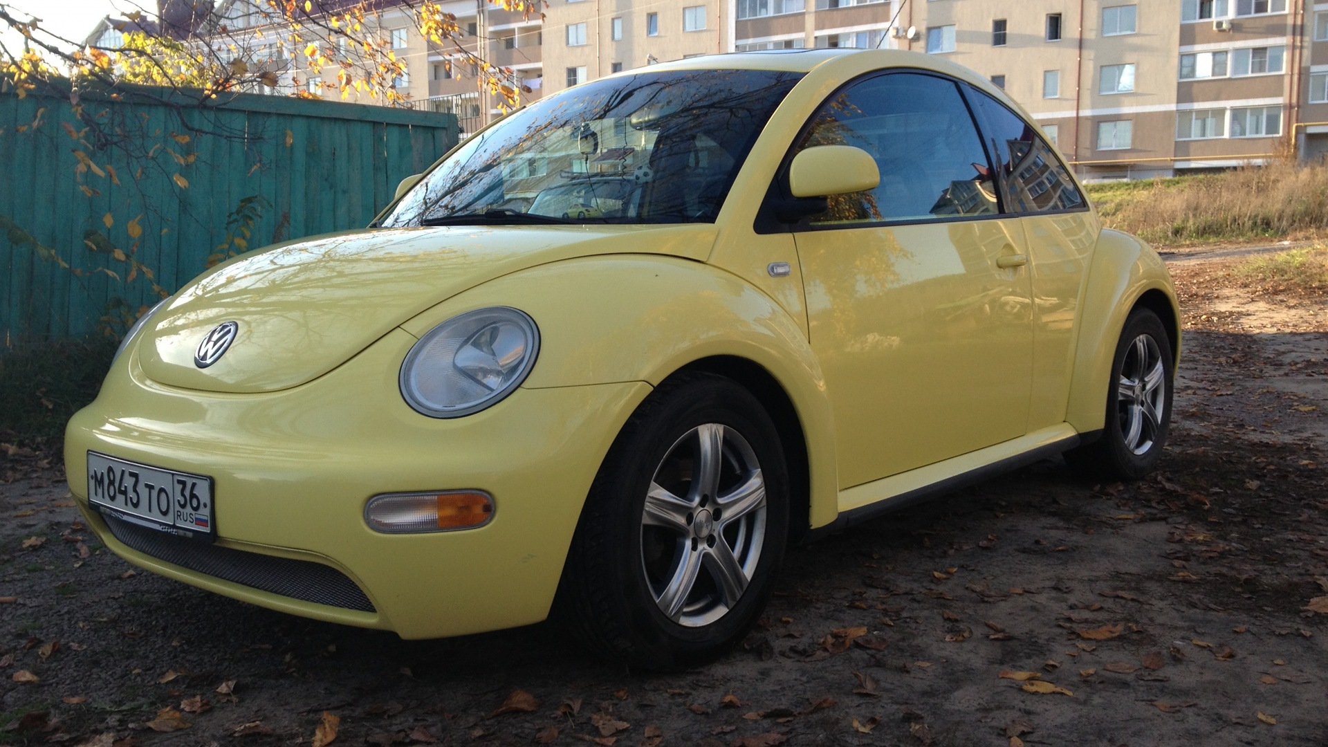 Volkswagen Beetle Жук желтый