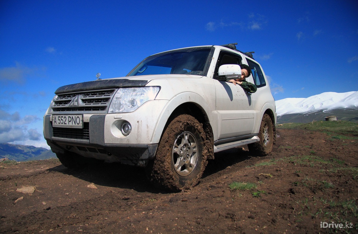 Резина паджеро 3. Mitsubishi Pajero 2015. Резина на Паджеро 4. Паджеро 4 грязевая резина. Паджеро 17 года.