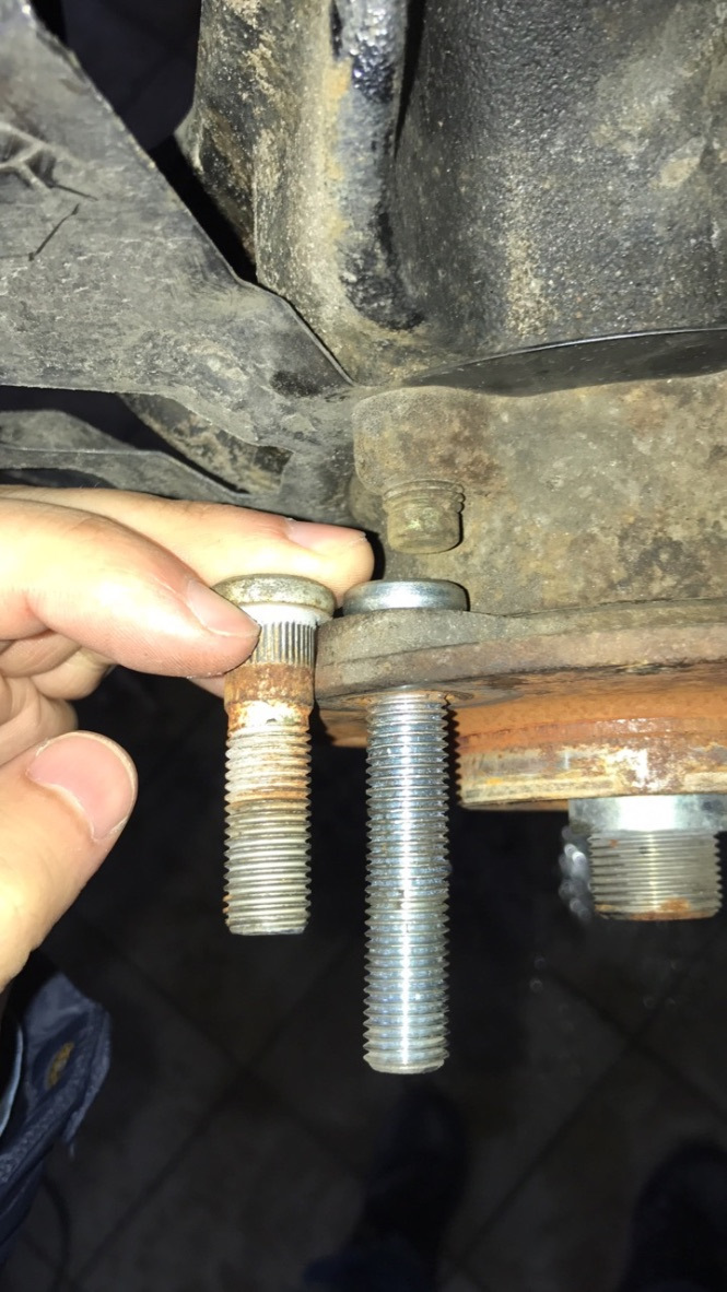 Болт ступицы фокус 2. Высверлить болт из блока двигателя. Высверлить сломанный болт. Легко ли выбиваются шпильки на стойке. Высверливаем шпильку с блок 402.