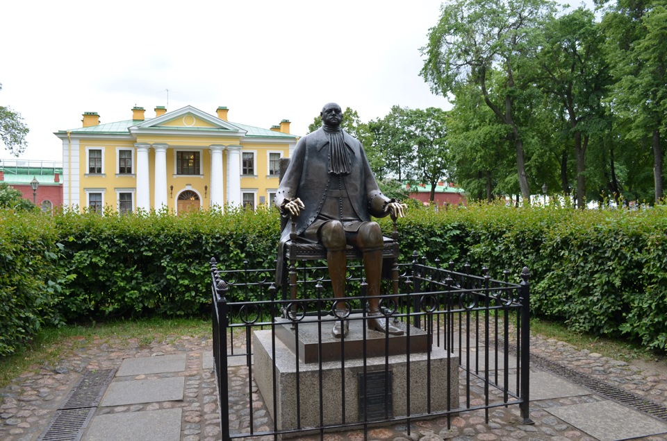 Петропавловская крепость памятник. Памятник Петру i (Петропавловская крепость). Памятник Петру 1 в Петропавловской крепости. Гауптвахта Петропавловской крепости. Шемякин памятник Петру 1 в Петропавловской крепости.