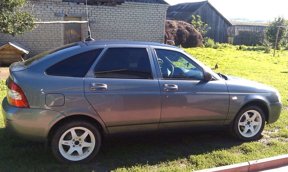 Стойки в глянец. — Lada Приора хэтчбек, 1,6 л, 2010 года | стайлинг ...
