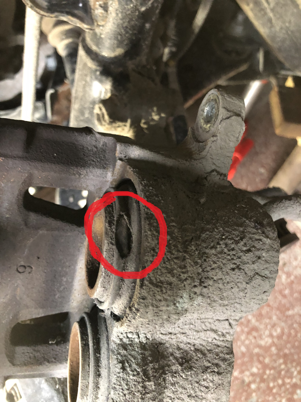 Замена пыльника поршня переднего тормозного суппорта — Lexus NX (1G), 2 ...