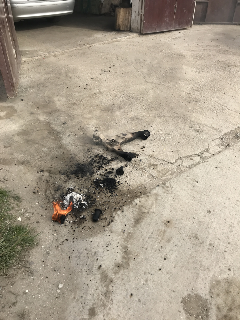 Так избавлялись от старых сайлентов в нижних рычгах — Toyota Land Cruiser Prado 120-series