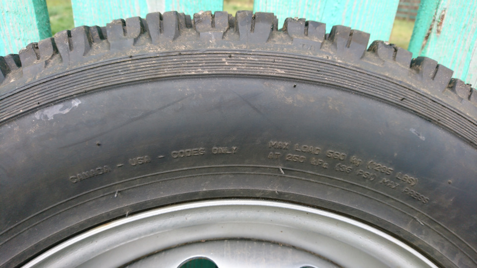 А вот тут очень интересная надпись: только для Канады и США. Может этим и объясняются противоречивые отзывы об износостойкости, бескамерном использовании и различная ошиповка? — Lada 4x4 3D