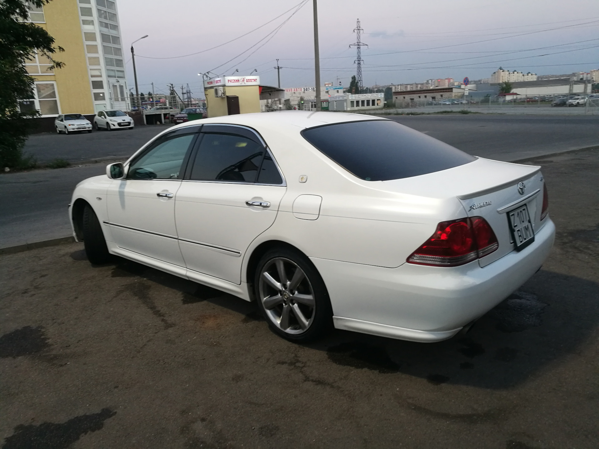 Toyota Crown s180 athlete красный