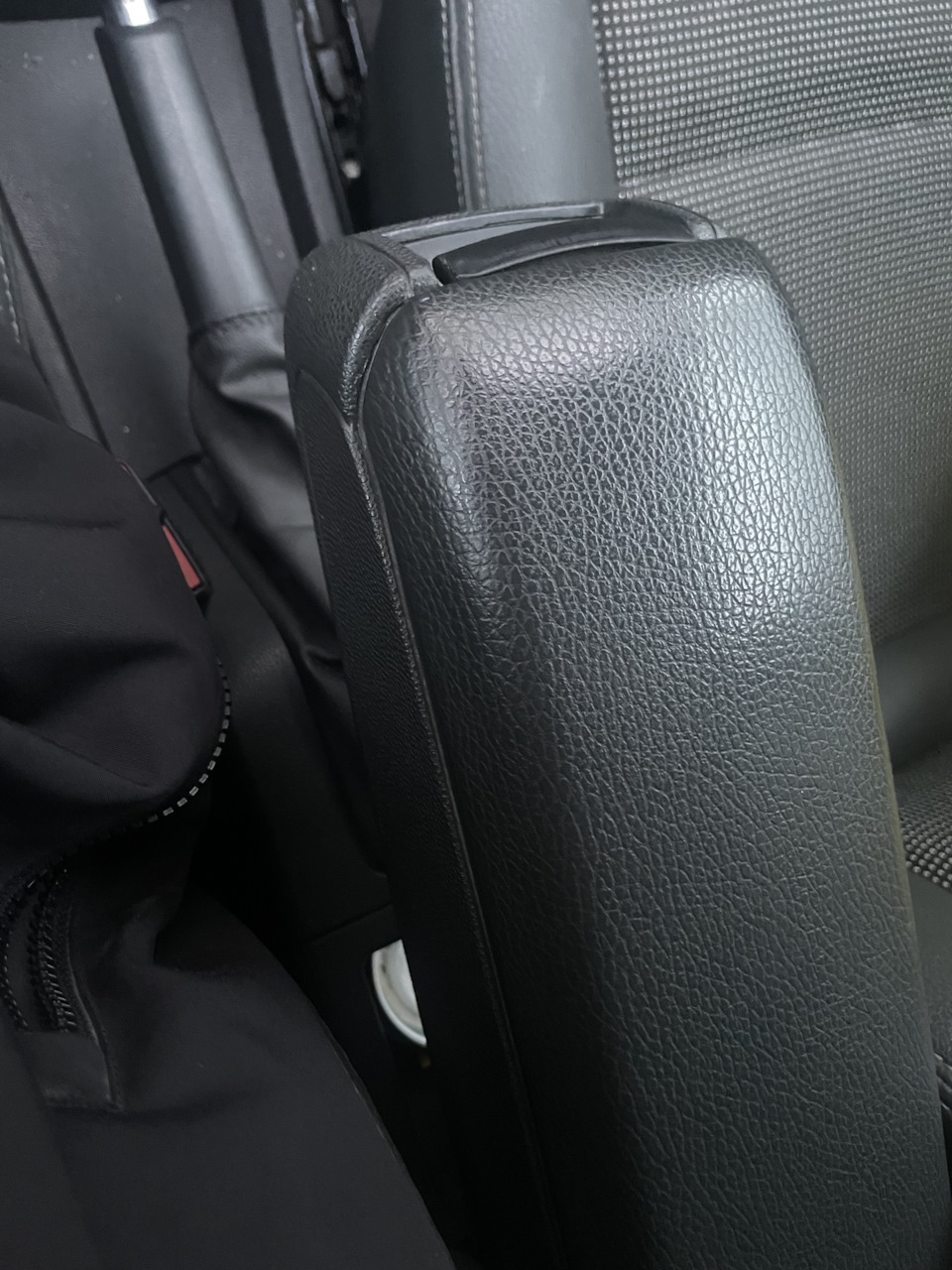 Скрип подлокотника — Opel Astra H, 1,6 л, 2012 года | аксессуары | DRIVE2