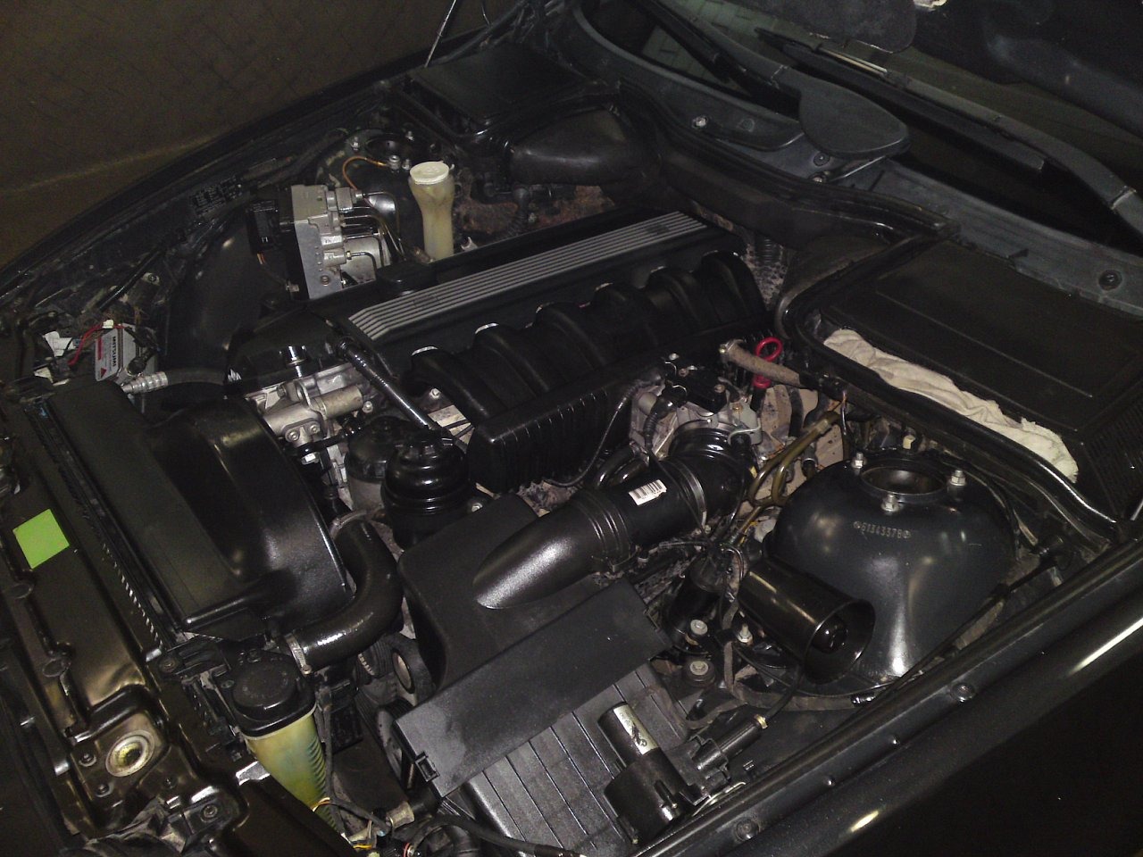 Е39 под капотом. БМВ е39 под капотом. Датчики под капотом е39. Проводка БМВ е39 под капотом