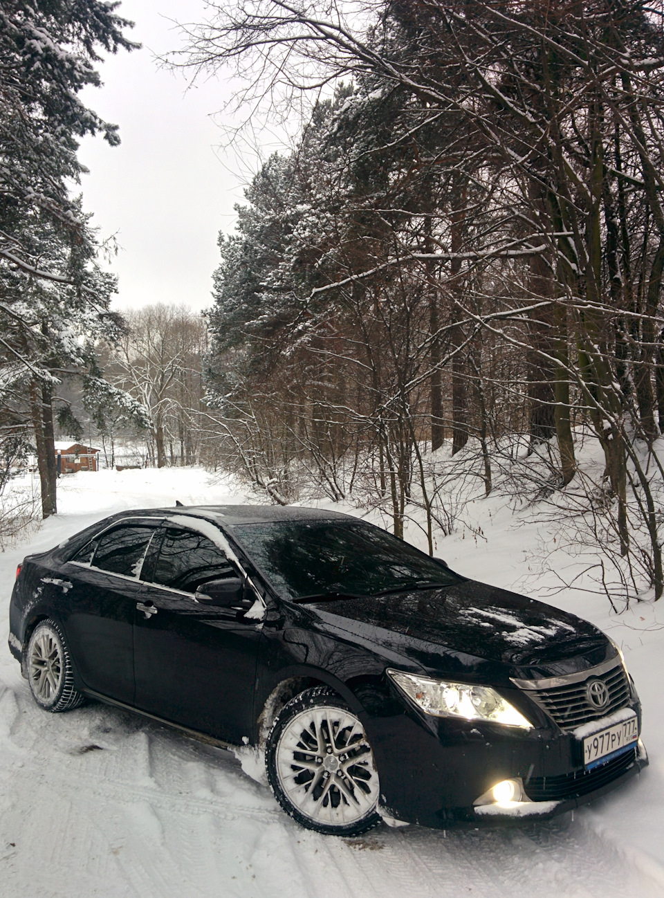 Тойота зима. Камри 3.5 машина зима. Toyota Camry 2010 КПП черная зимой. Тойота зимой.