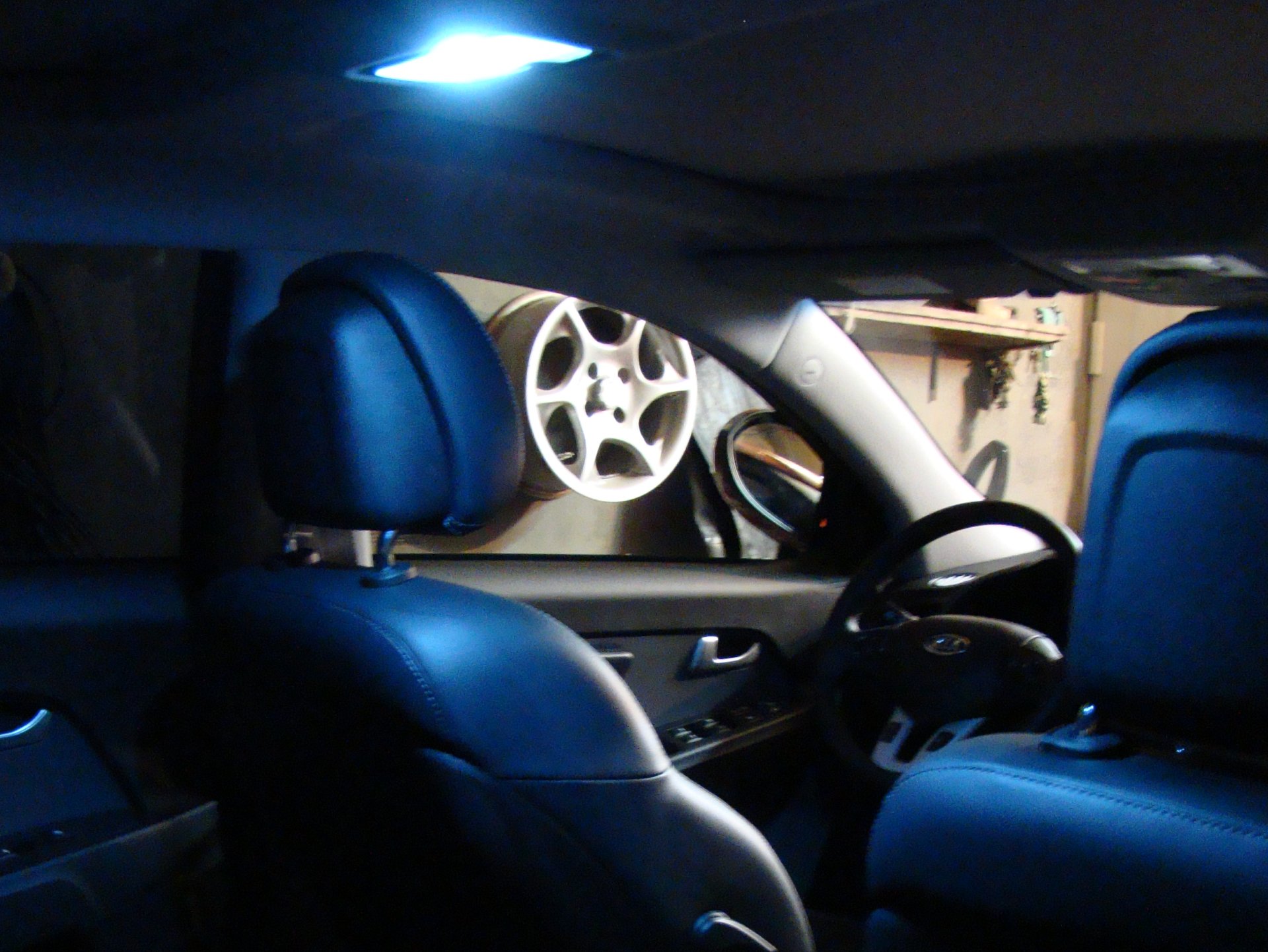 Замена лампочек подсветки номерного знака и салона — KIA Sportage (3G ...