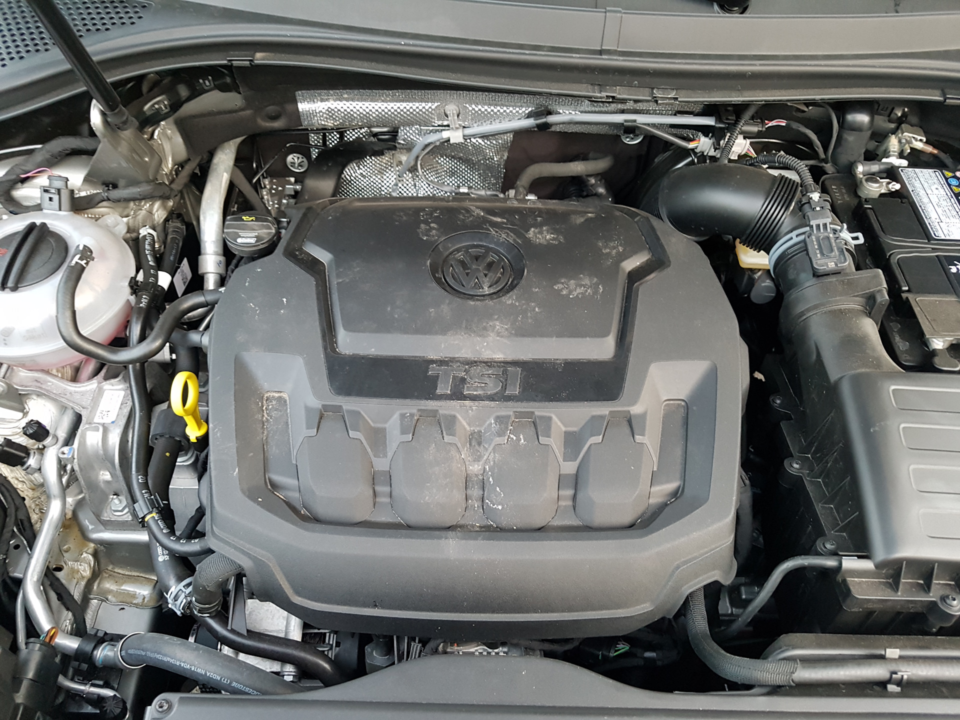 Металлический звук при запуске двигателя. Tiguan 2021 двигатель. Tiguan 2 под капотом. Volkswagen Tiguan 2 2.0 под капотом. Tiguan 2017 под капотом.