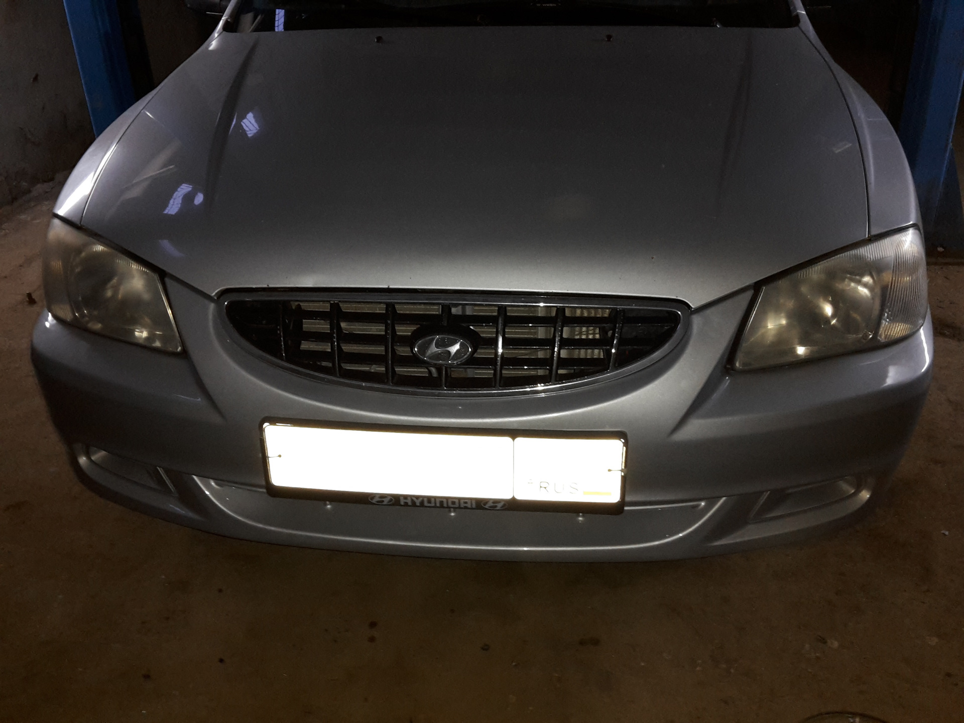 Хендай солярис 2012 без бампера. Hyundai solaris снятие переднего бампера. Установка бампера хендай солярис. Solaris 2011 без бампера. Спорт бампер солярис 2012.