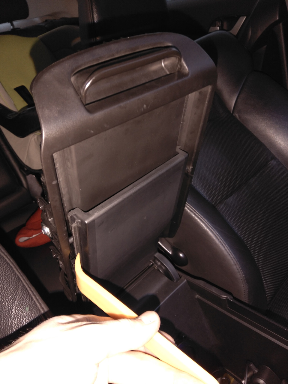 Поддеваем ключем и тянем механизм на себя — Honda Accord (8G)