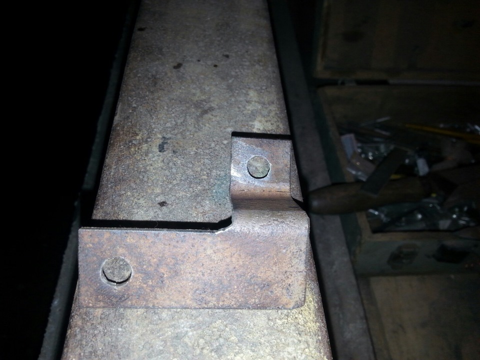 Крепление датчика неровной дороги и клапана адсорбера. — Lada Приора ...