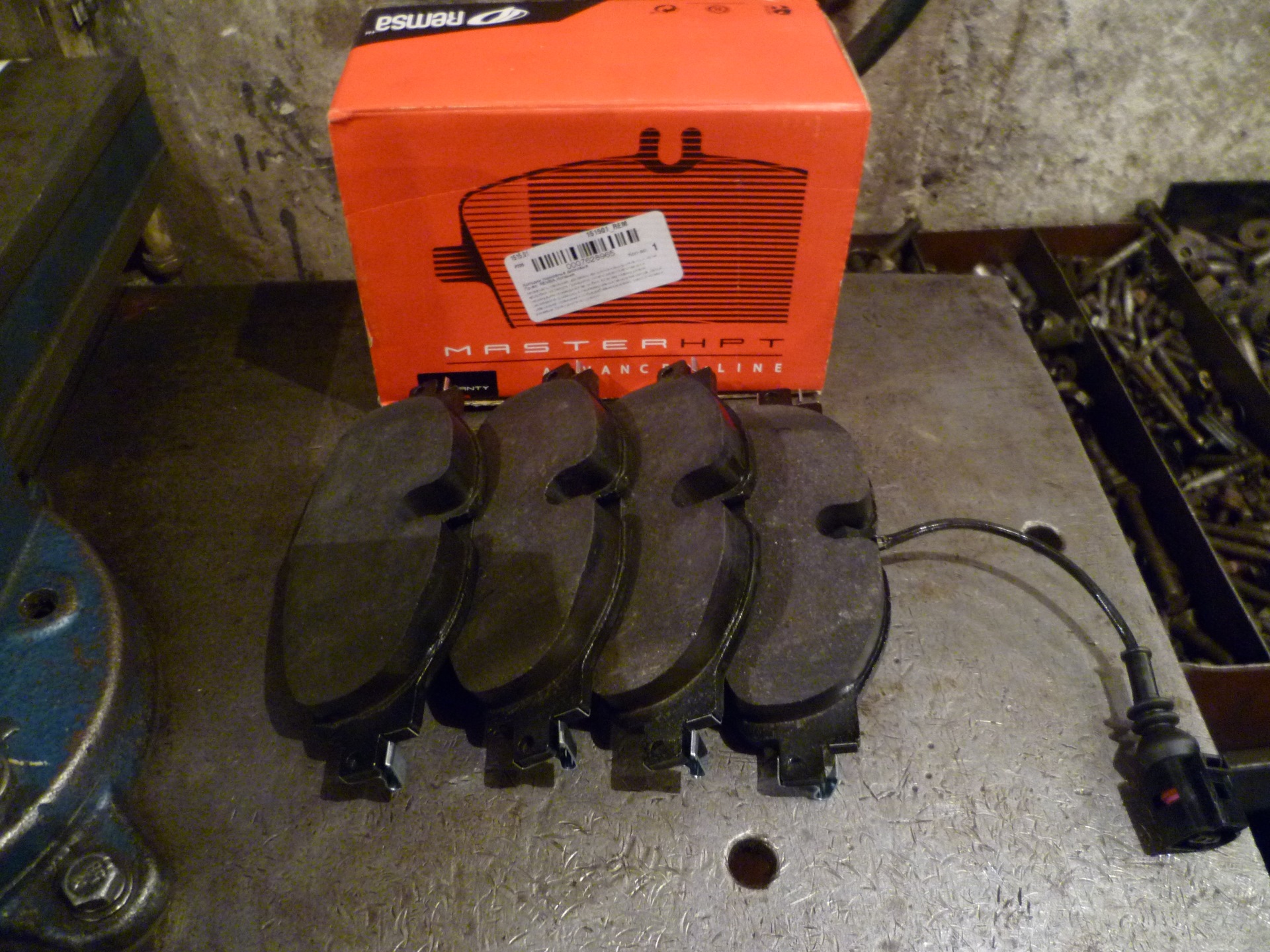 Установка датчика износа пер-их колодок на 1.2Актив — Skoda Octavia A7 ...