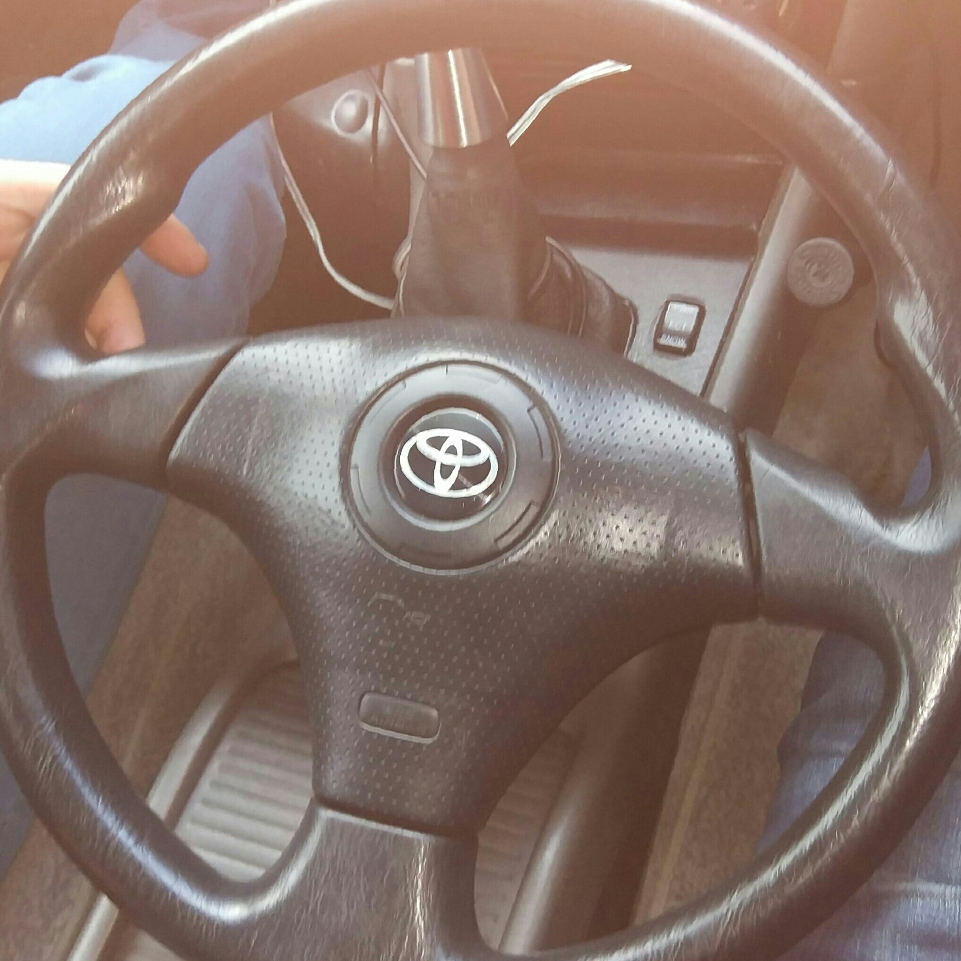 Руль автомобиля. Руль тяжело крутится. Хват руля. Как ровно выставить руль. Руль тяжело крутится.