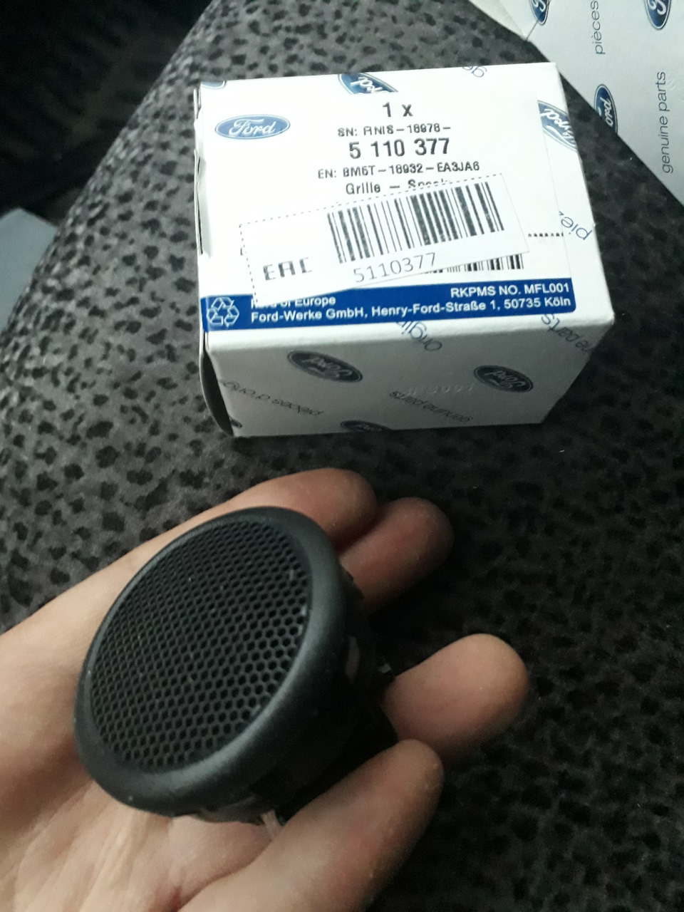 тот самый твитер — Ford Focus Sedan III. Запчасти на фото: 5110377