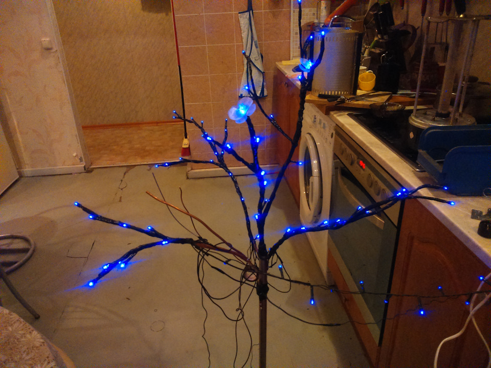 Как сделать светодиодное дерево сакура из новогодней гирлянды своими руками