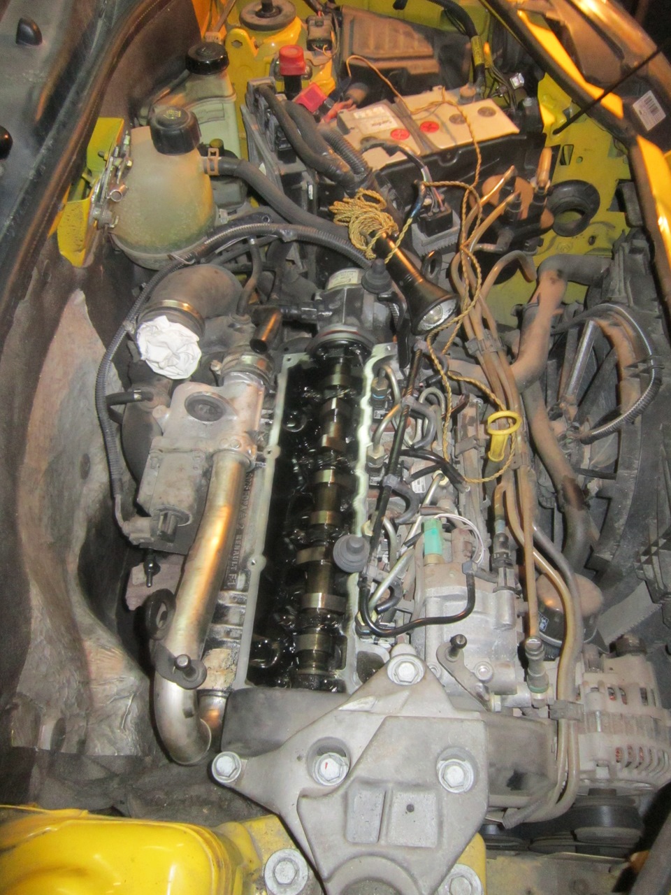 Двигло в масле или замена прокладки крышки клапанов — Renault Kangoo .