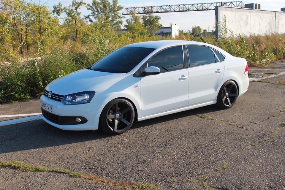 VW Polo sedan r line