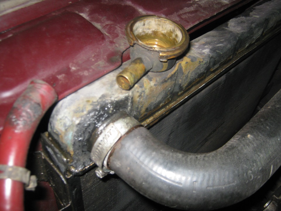 Радиатор кондиционера соболь 4х4. Выкидывает тосол из радиатора. Выкидывает тосол с радиатора чтз б10м. Выкидывает тосол из радиатора. Бочок тосол ваз 2109 инжектор.