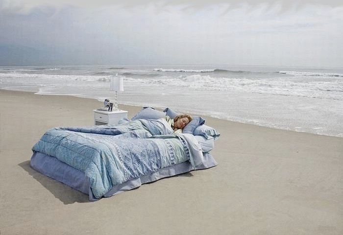 Кровать на море