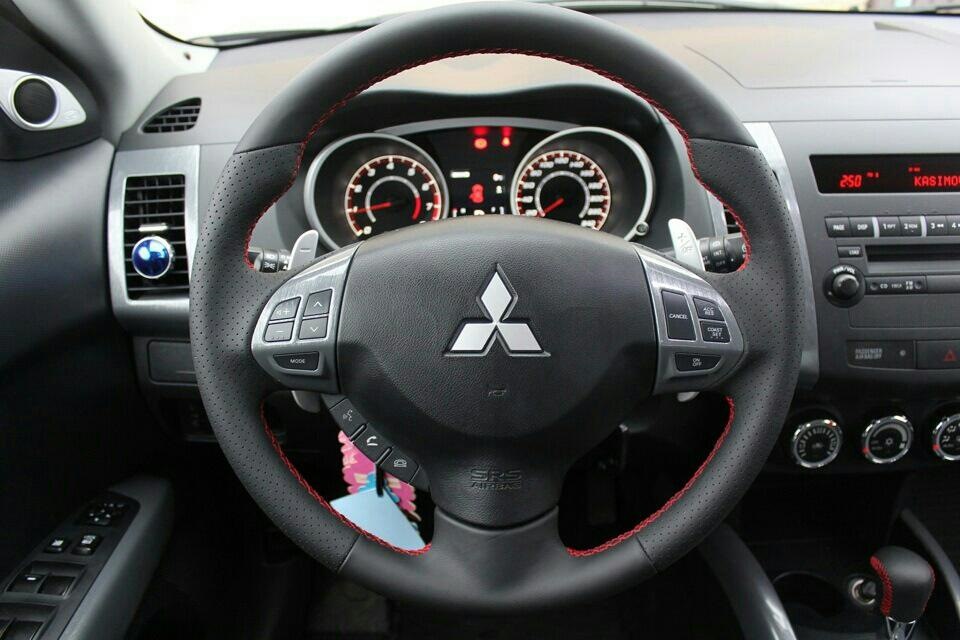 Mitsubishi outlander xl замена. Mitsubishi Outlander XL 2008 год руль. Руль анатомический Mitsubishi Outlander XL. Аутлендер ХЛ 2012 салон. Управление на руле Митсубиси Аутлендер XL 2011 года.