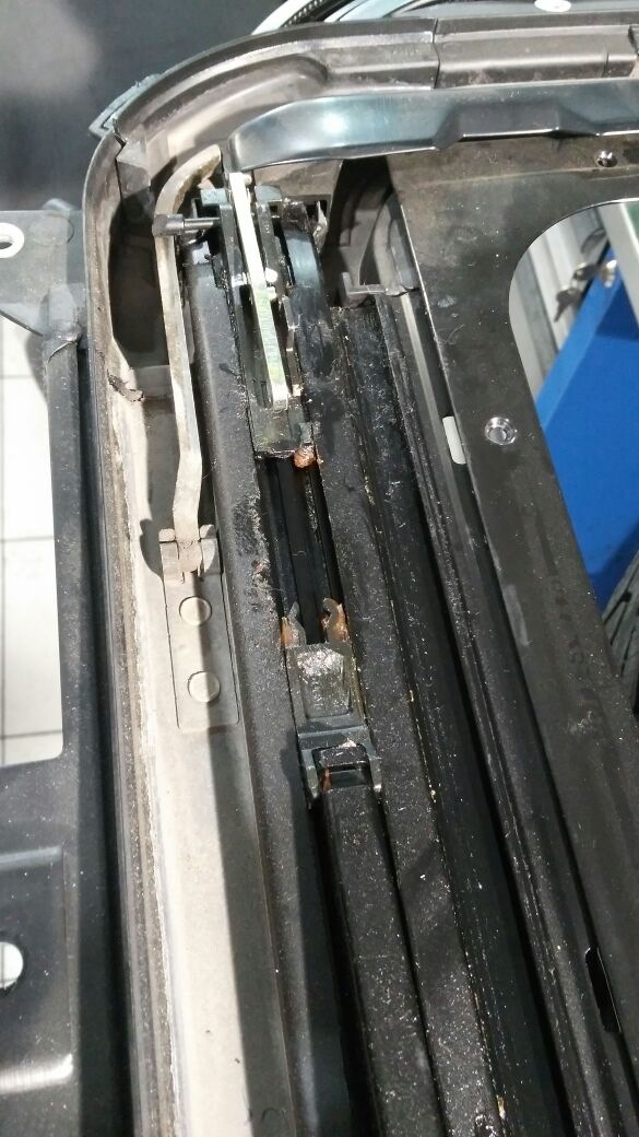 Резинка люка octavia a5. Скрипит люк. Люк хендай соната yf. Audi a4 b5 с люком. Смазка для направляющих люка.