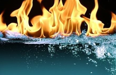 почему водой можно потушить костер. c915f44s 960. почему водой можно потушить костер фото. почему водой можно потушить костер-c915f44s 960. картинка почему водой можно потушить костер. картинка c915f44s 960. А вы никогда не задавались вопросом: почему вода гасит огонь? И ответ напрашивается сам собой – потому что она мокрая! На самом деле, это не совсем так. Ведь многие жидкости напротив, способны не погасить пламя, а разжечь его еще сильнее. Взять хотя бы спирт, бензин или масло.