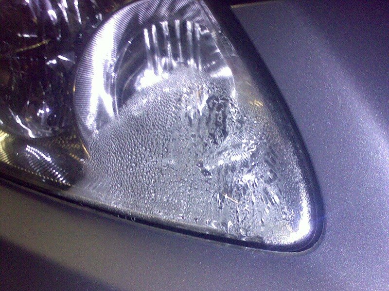 Запотевание фар. Потеет фара на гранте. Дефект фары. Конденсат в фаре. Запотевшие фары.