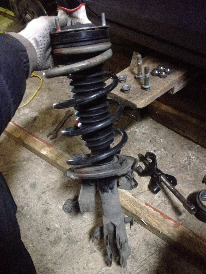 замена передних стоек мазда. мазда 3 опорный подшипник задней стойки. мазда 626 gw zamena amortizatora. передняя стойка мазда сх7. стойка амортизатора задняя мазда 3.