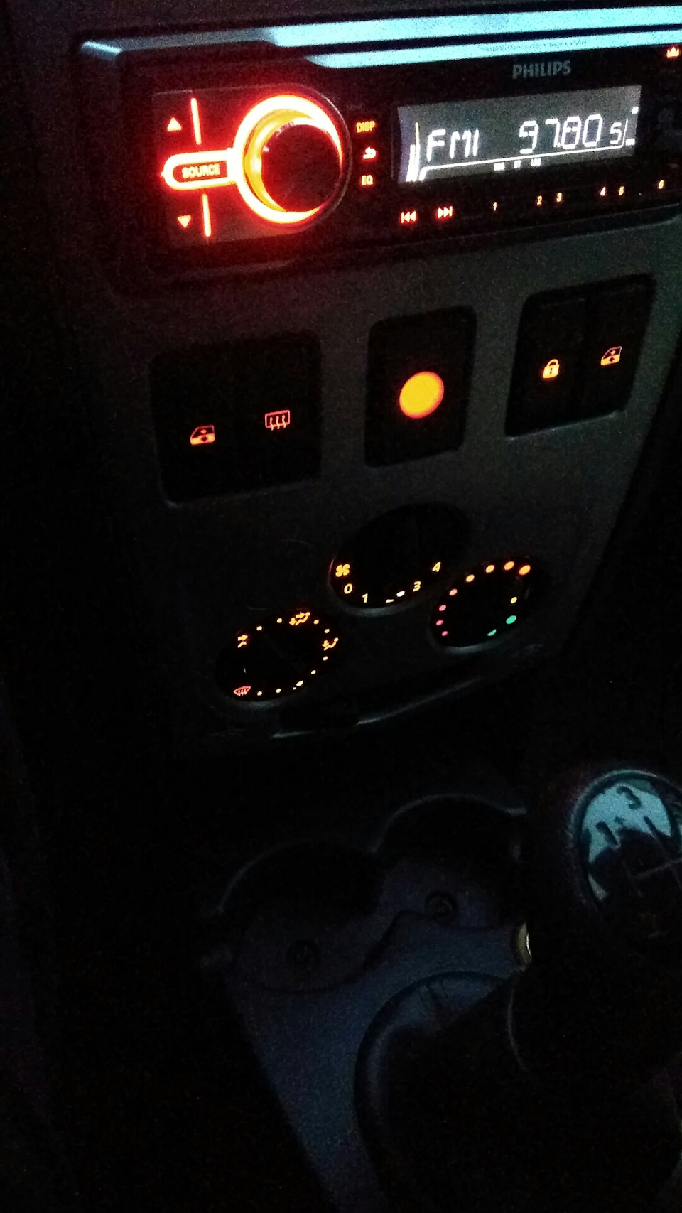 А все таки галогеновая лампочка лучше светит) — Renault Logan (1G), 1,6 ...