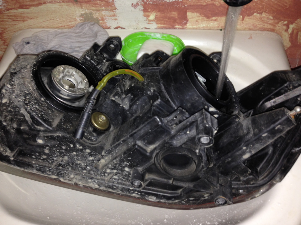 лета нет, а фара потеет. — Mitsubishi Cedia, 1,5 л, 2002 года ...