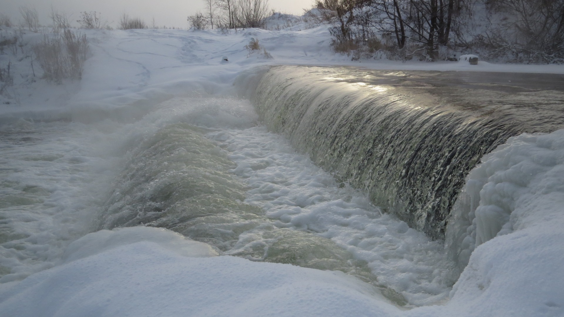 Зеленый город водопад фото