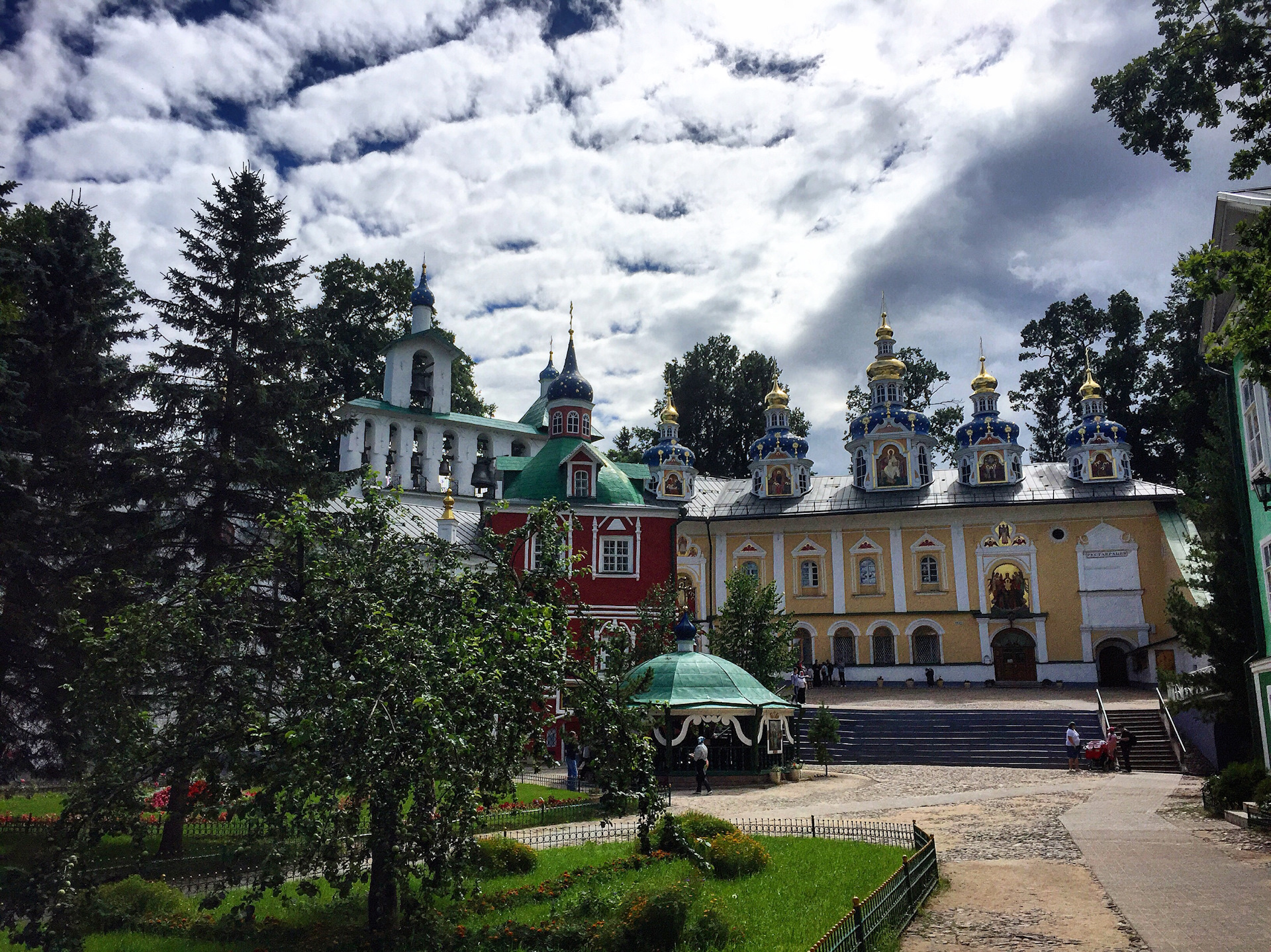 Печоры фото города. Печоры Псковская область. Печоры Псков. Печеры или Печоры Псков. Печоры Псковская область климат.